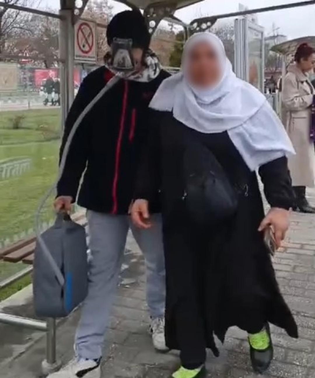 Dilencilik  iddiası tramvayda tartışmaya d&ouml;n&uuml;şt&uuml;! O anlar kamerada 1