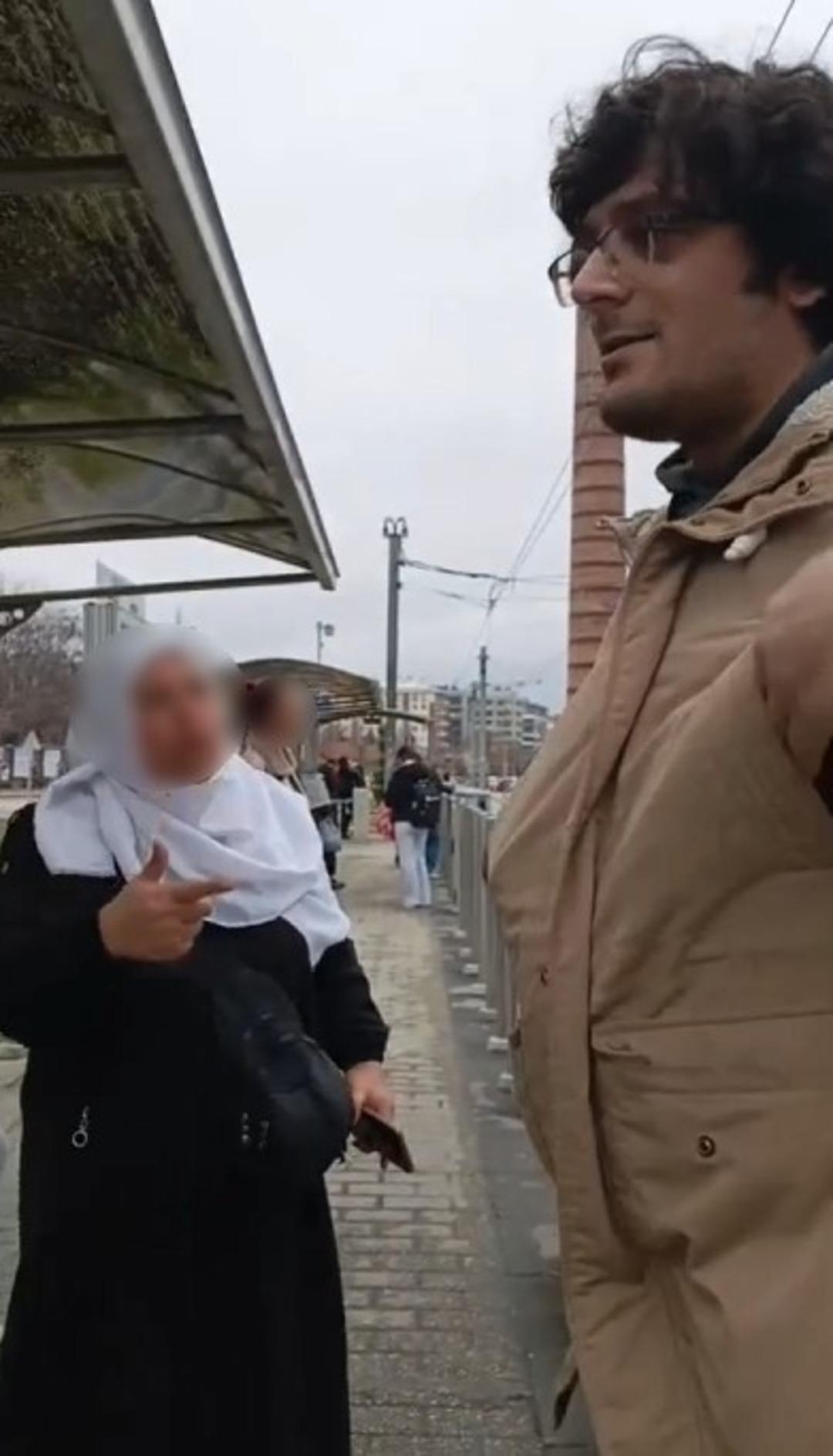  Dilencilik  iddiası tramvayda tartışmaya d&ouml;n&uuml;şt&uuml;! O anlar kamerada 3