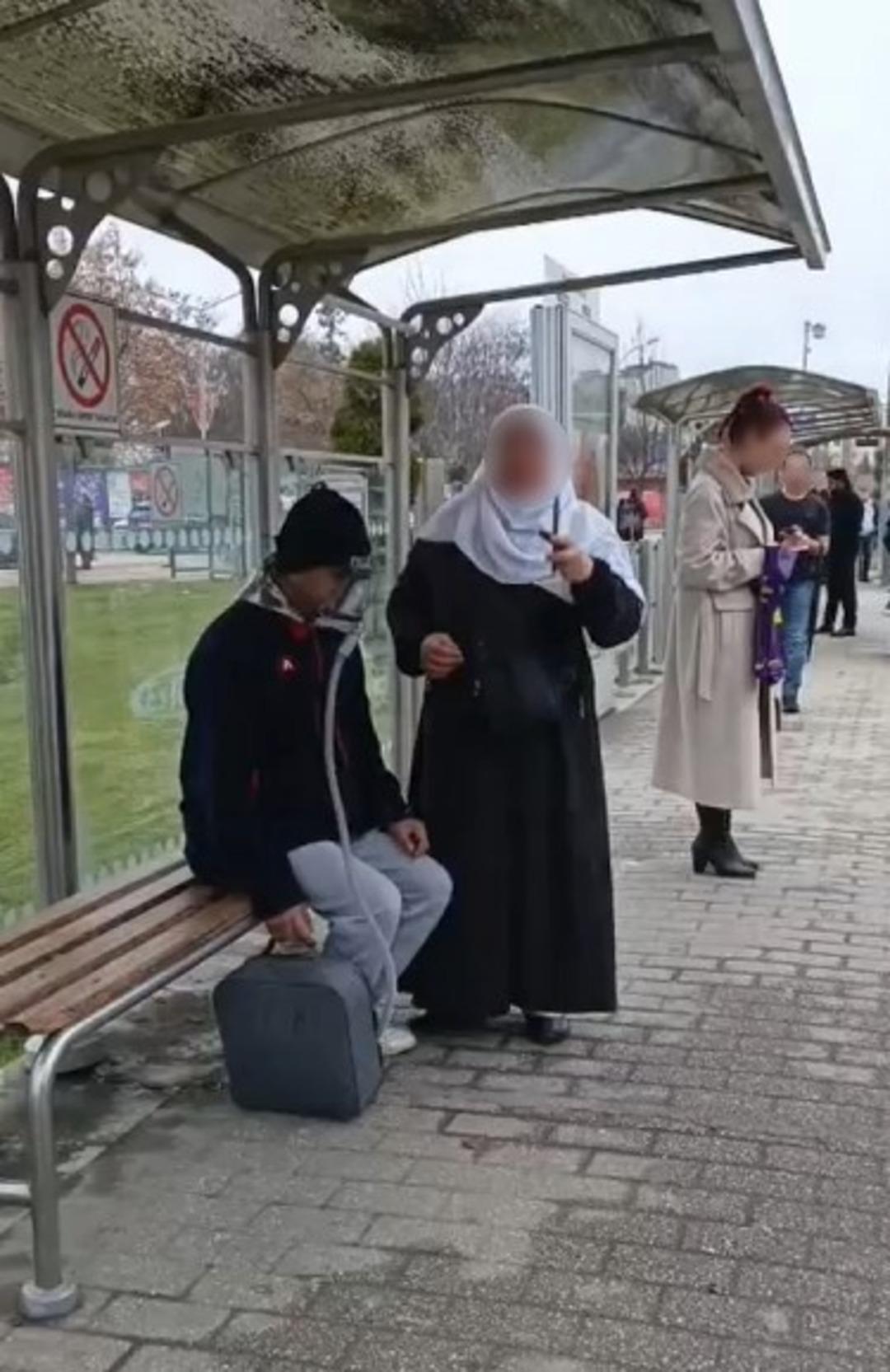  Dilencilik  iddiası tramvayda tartışmaya d&ouml;n&uuml;şt&uuml;! O anlar kamerada 4