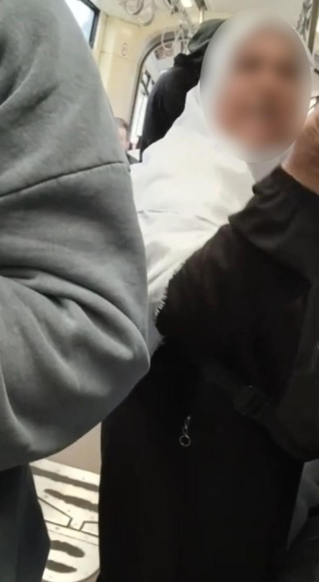  Dilencilik  iddiası tramvayda tartışmaya d&ouml;n&uuml;şt&uuml;! O anlar kamerada 5