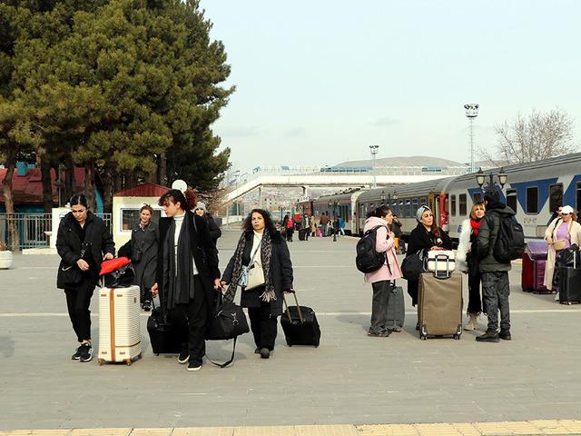 Seferler başladı: G&uuml;mr&uuml;k kapısı insan kaynıyor, akın akın geliyorlar!