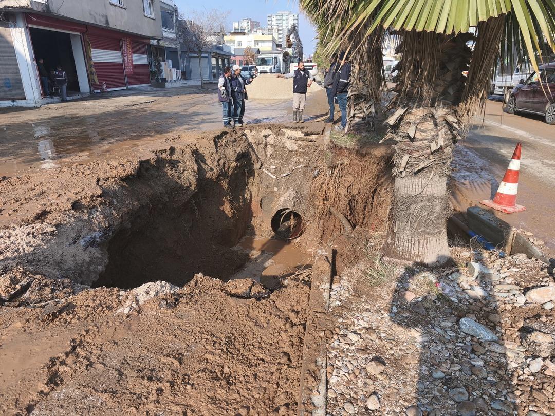 Yol &ccedil;&ouml;kt&uuml;, evleri su bastı, mahalleler sular altında kaldı! Adana dan korkun&ccedil; g&ouml;r&uuml;nt&uuml;ler 6
