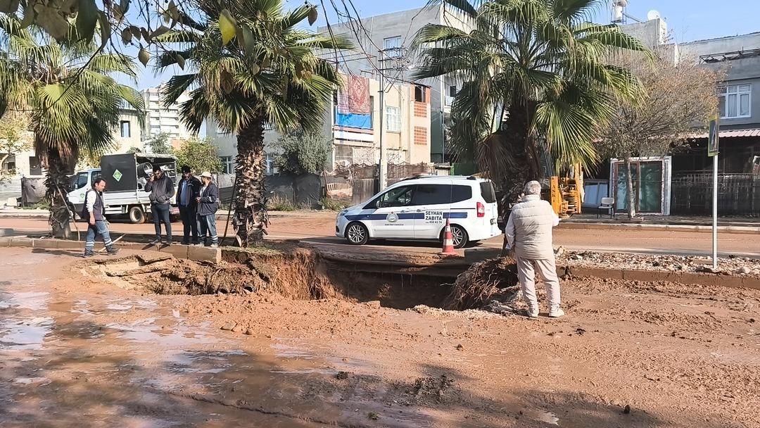 Yol &ccedil;&ouml;kt&uuml;, evleri su bastı, mahalleler sular altında kaldı! Adana dan korkun&ccedil; g&ouml;r&uuml;nt&uuml;ler 4
