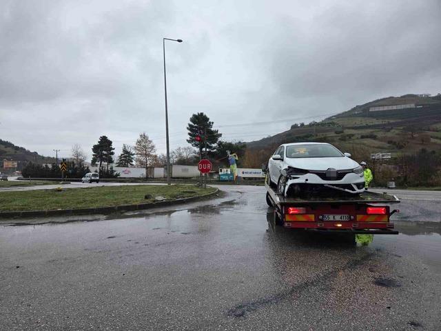 Otomobil ile hafif ticari ara&ccedil; &ccedil;arpıştı: 2 yaralı 2