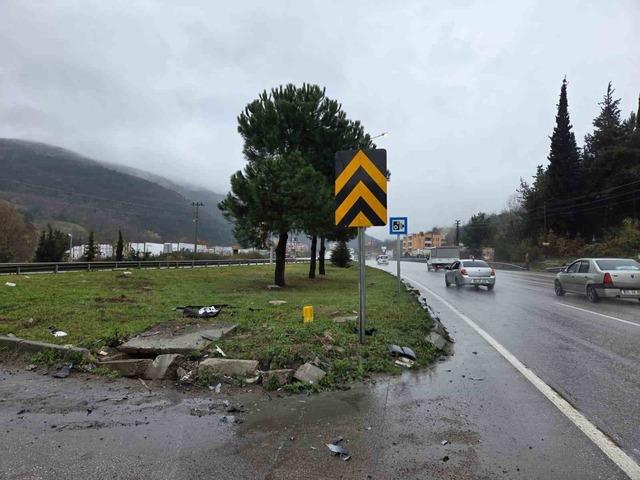 Otomobil ile hafif ticari ara&ccedil; &ccedil;arpıştı: 2 yaralı 1