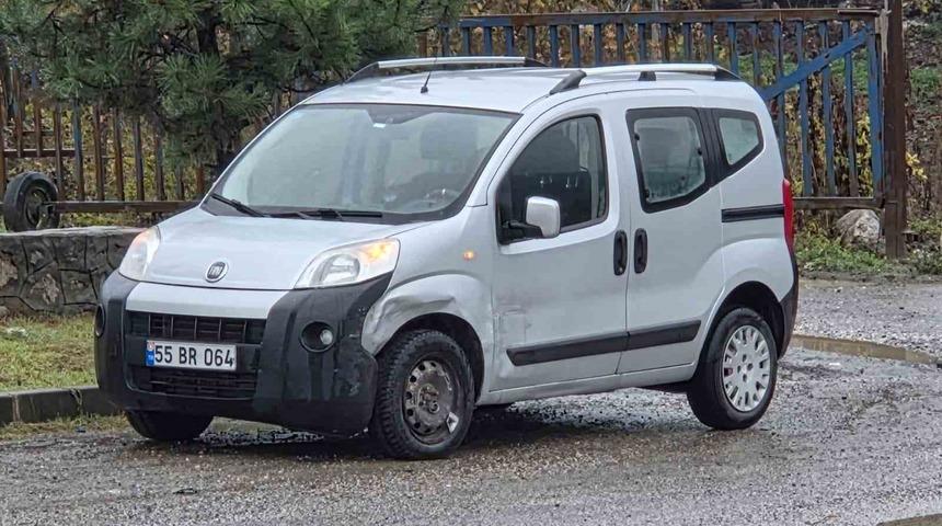 Otomobil ile hafif ticari ara&ccedil; &ccedil;arpıştı: 2 yaralı