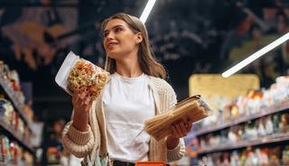 Marketler pazar g&uuml;n&uuml; kapanacak mı? Tartışma s&uuml;r&uuml;yor: 'Ortak karar yok'