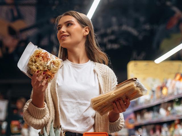 Marketler pazar g&uuml;n&uuml; kapanacak mı? Tartışma s&uuml;r&uuml;yor: 'Ortak karar yok'