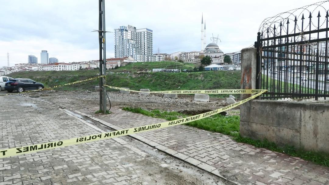 Esenyurt ta g&ouml;&ccedil;&uuml;k arabayı yuttu! Sahibinin tepkisi g&uuml;ndem oldu: "G&ouml;m&uuml;n gitsin" 5