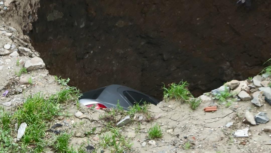 Esenyurt ta g&ouml;&ccedil;&uuml;k arabayı yuttu! Sahibinin tepkisi g&uuml;ndem oldu: "G&ouml;m&uuml;n gitsin" 4