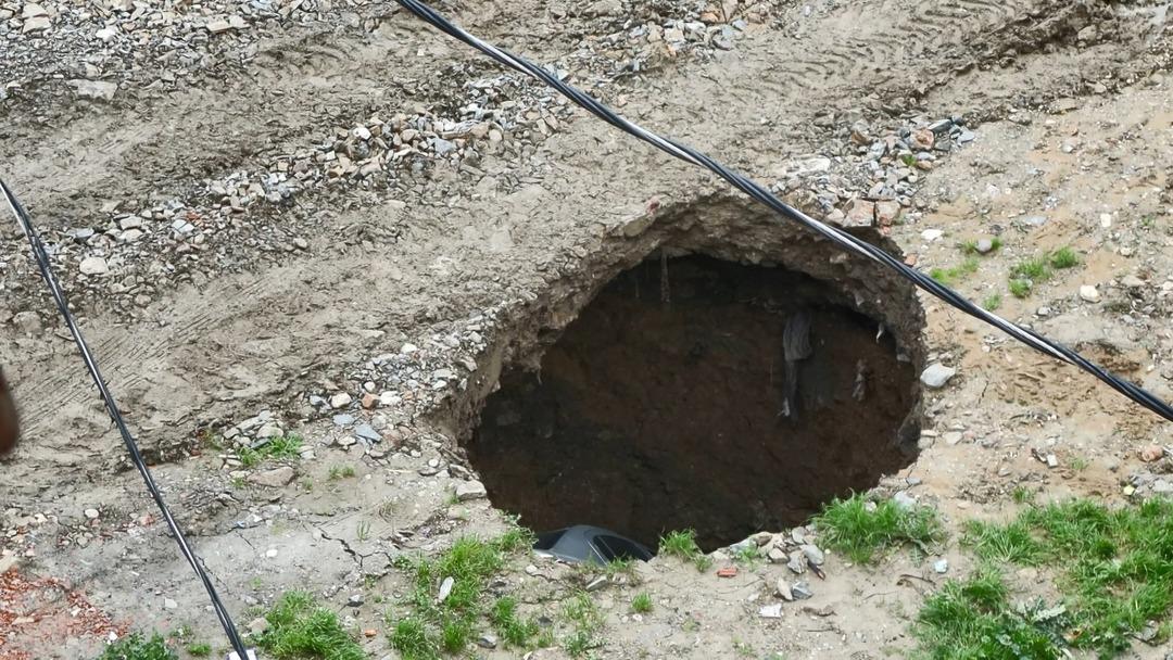 Esenyurt ta g&ouml;&ccedil;&uuml;k arabayı yuttu! Sahibinin tepkisi g&uuml;ndem oldu: "G&ouml;m&uuml;n gitsin" 3