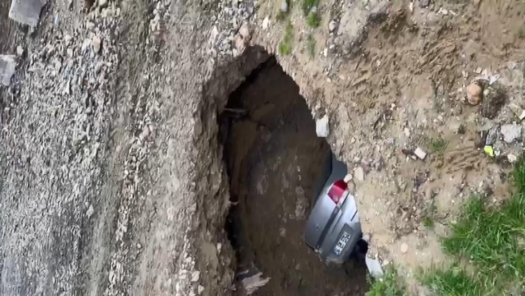 Esenyurt ta g&ouml;&ccedil;&uuml;k arabayı yuttu! Sahibinin tepkisi g&uuml;ndem oldu: "G&ouml;m&uuml;n gitsin" 2