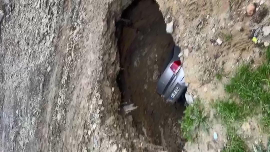 Esenyurt ta g&ouml;&ccedil;&uuml;k arabayı yuttu! Sahibinin tepkisi g&uuml;ndem oldu: "G&ouml;m&uuml;n gitsin" 1