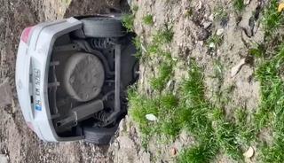 Esenyurt'ta g&ouml;&ccedil;&uuml;k arabayı yuttu! Sahibinin tepkisi g&uuml;ndem oldu: "G&ouml;m&uuml;n gitsin"