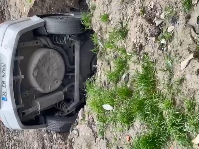 Esenyurt'ta g&ouml;&ccedil;&uuml;k arabayı yuttu! Sahibinin tepkisi g&uuml;ndem oldu: "G&ouml;m&uuml;n gitsin"