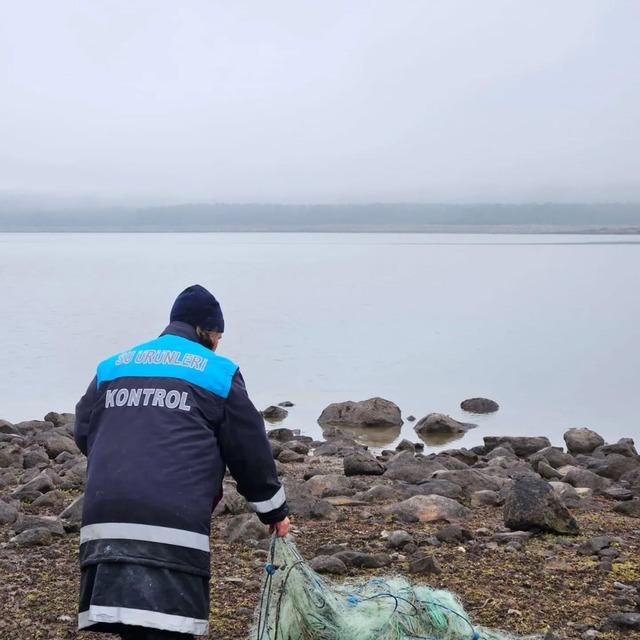 Bolu&rsquo;da g&ouml;l&uuml;n ortasında 500 metrelik ka&ccedil;ak ağ ele ge&ccedil;irildi 2