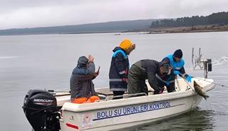 Bolu&rsquo;da g&ouml;l&uuml;n ortasında 500 metrelik ka&ccedil;ak ağ ele ge&ccedil;irildi