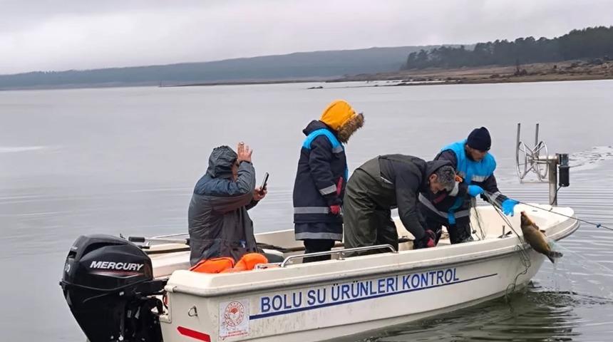 Bolu&rsquo;da g&ouml;l&uuml;n ortasında 500 metrelik ka&ccedil;ak ağ ele ge&ccedil;irildi