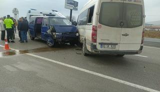 Minib&uuml;slerin &ccedil;arpıştığı kazada 7 kişi yaralandı