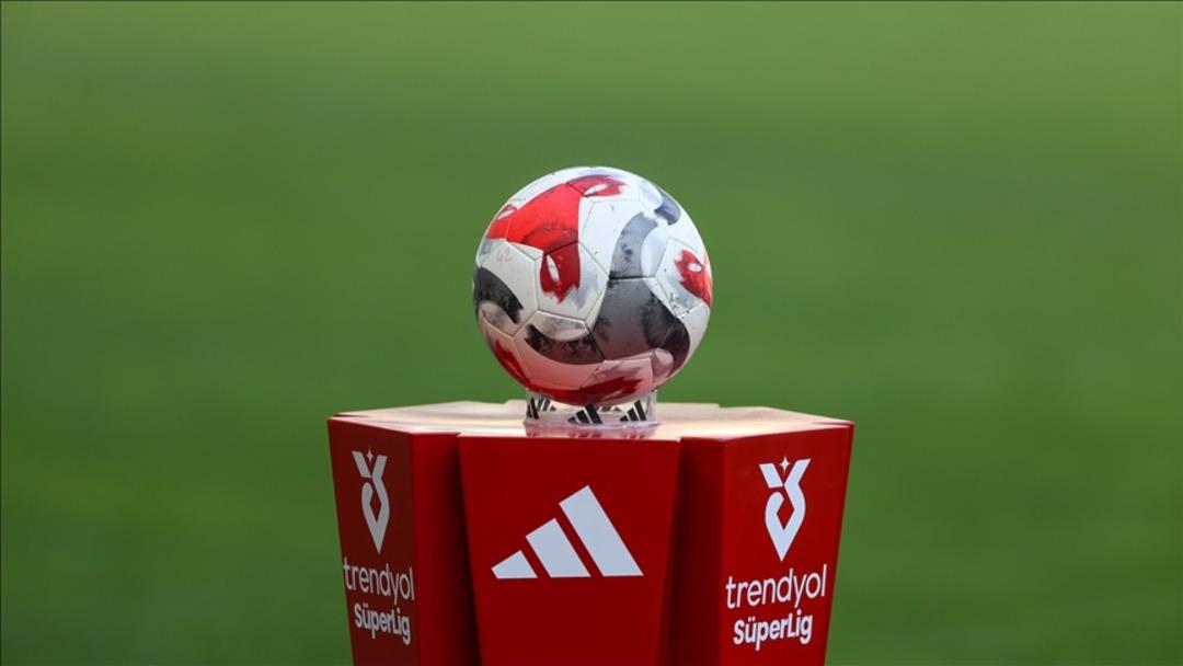 S&uuml;per Lig de favori ilk kez değişti! D&uuml;nyaca &uuml;nl&uuml; tahmin sitesi a&ccedil;ıkladı: İşte S&uuml;per Lig in şampiyonu 3