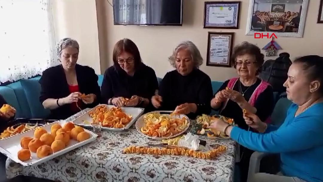 Sokaklardaki turun&ccedil;lar &ouml;ğrencilere burs oluyor 3