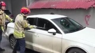 Kaynarca’da araç içinde mahsur kalan çocuk itfaiye tarafından kurtarıldı