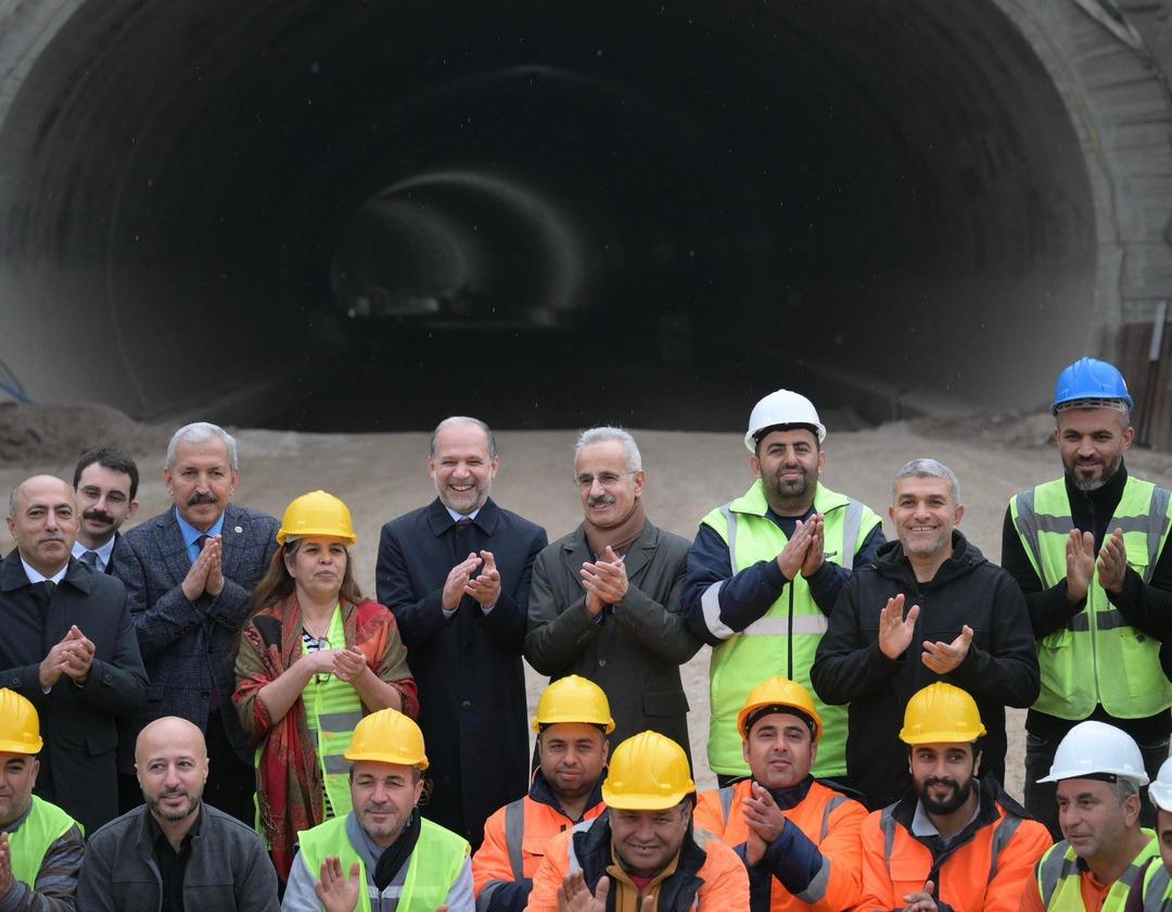 Bakan Uraloğlu, Hatay da İskenderun-Antakya Otoyolu Projesi ndeki &ccedil;alışmaları inceledi 1