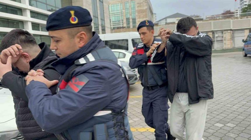 Ara&ccedil;larında uyuşturucuyla yakalanan 2 kişi tutuklandı