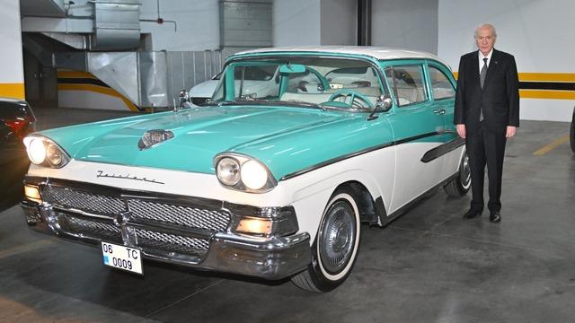 MHP lideri Bahçeli'den MYK üyesi Teoman'a klasik otomobil hediyesi