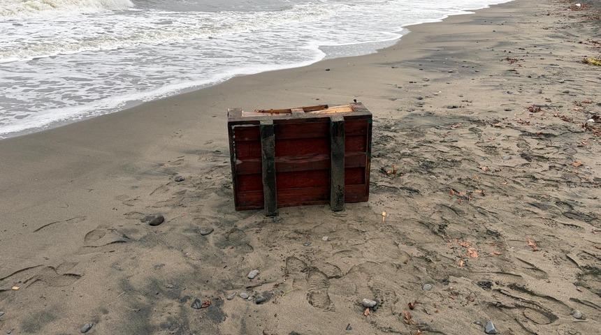 Samsun'da sahile, &uuml;zerinde Rus&ccedil;a yazılar olan sandık vurdu