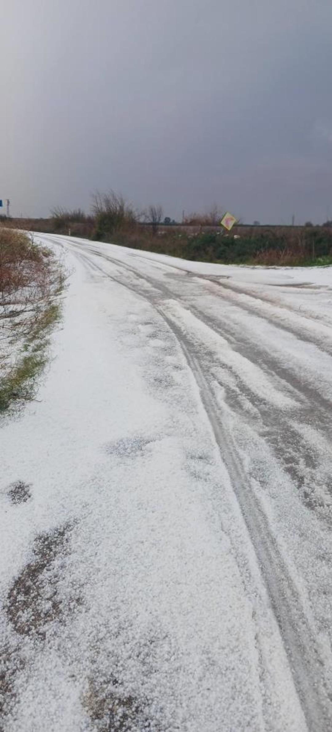 Adana da dolu yağdı, yollar ve tarlalar beyaza b&uuml;r&uuml;nd&uuml; 1