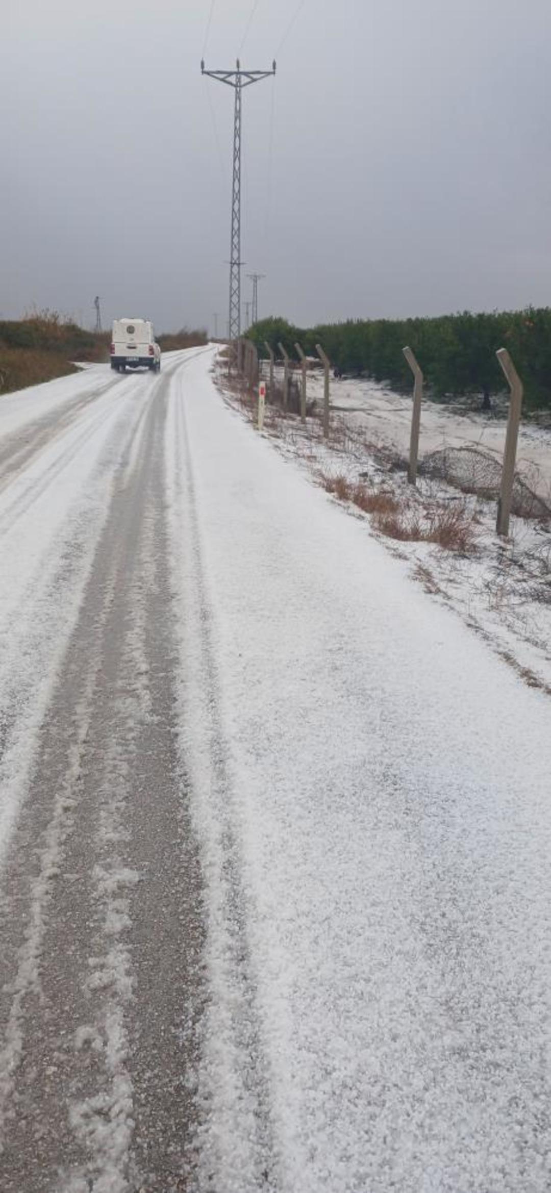 Adana da dolu yağdı, yollar ve tarlalar beyaza b&uuml;r&uuml;nd&uuml; 3