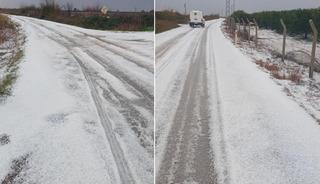 Adana'da dolu yağdı, yollar ve tarlalar beyaza b&uuml;r&uuml;nd&uuml;