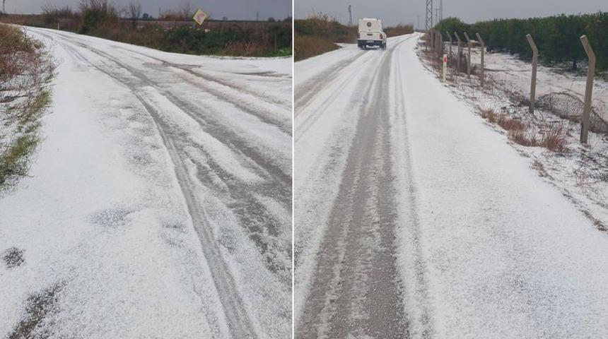 Adana'da dolu yağdı, yollar ve tarlalar beyaza b&uuml;r&uuml;nd&uuml;
