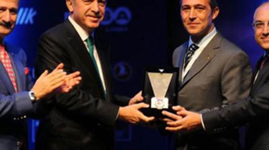 Koç ödülünü Erdoğan'ın elinden aldı