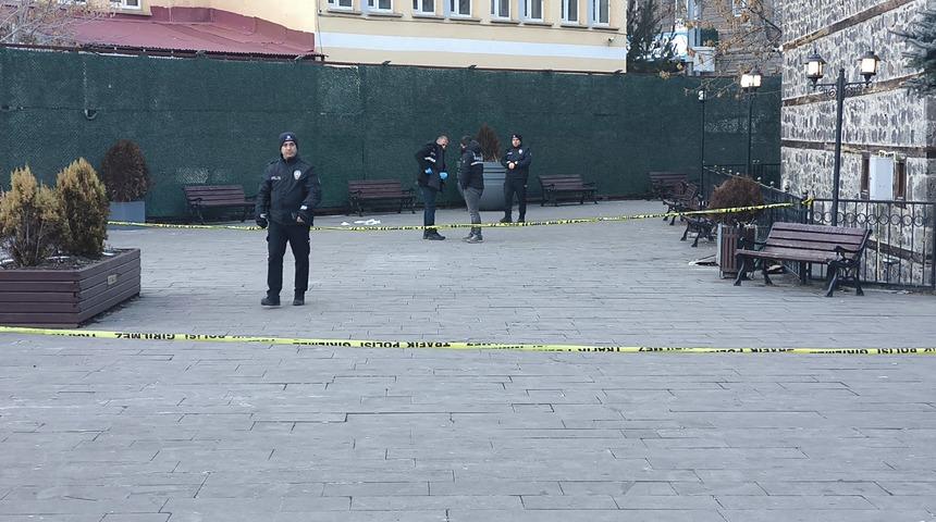 Kars'ta iki grup arasında &ccedil;ıkan bı&ccedil;aklı kavgada 2'si ağır 7 kişi yaralandı