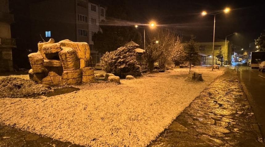 Karab&uuml;k'&uuml;n y&uuml;ksek kesimlerinde kar yağışı etkili oluyor