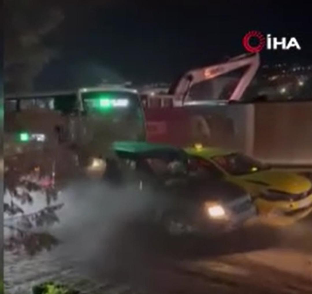 &Ouml;fkeli s&uuml;r&uuml;c&uuml; aracını vatandaşlar &uuml;zerine s&uuml;rd&uuml;, vatandaşlar sopalarla s&uuml;r&uuml;c&uuml;ye saldırdı 2