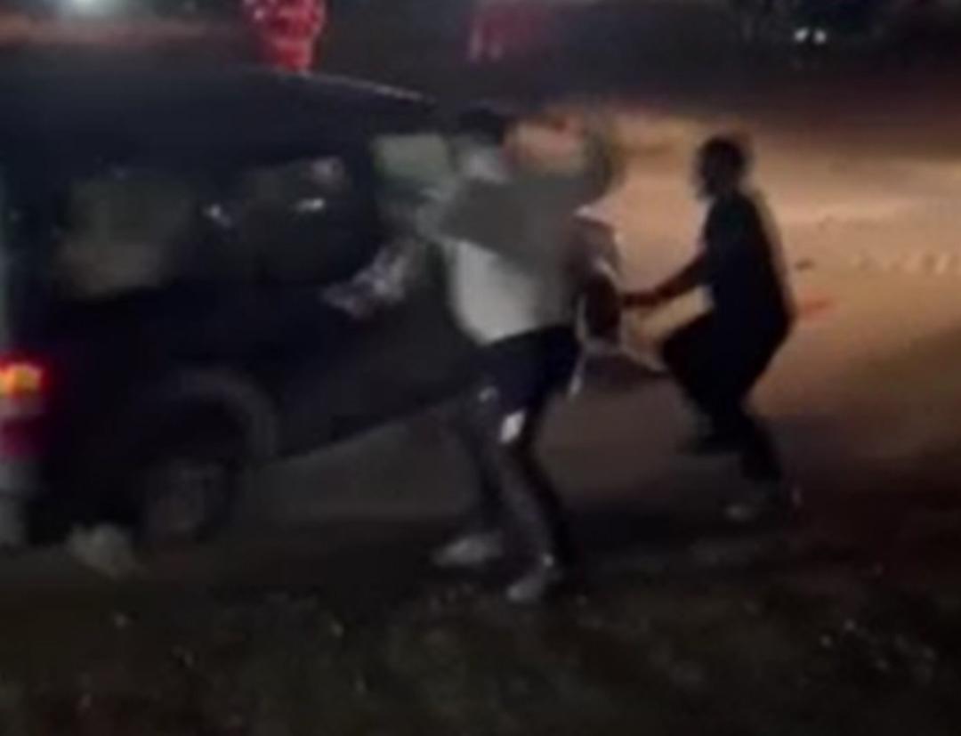 &Ouml;fkeli s&uuml;r&uuml;c&uuml; aracını vatandaşlar &uuml;zerine s&uuml;rd&uuml;, vatandaşlar sopalarla s&uuml;r&uuml;c&uuml;ye saldırdı 5