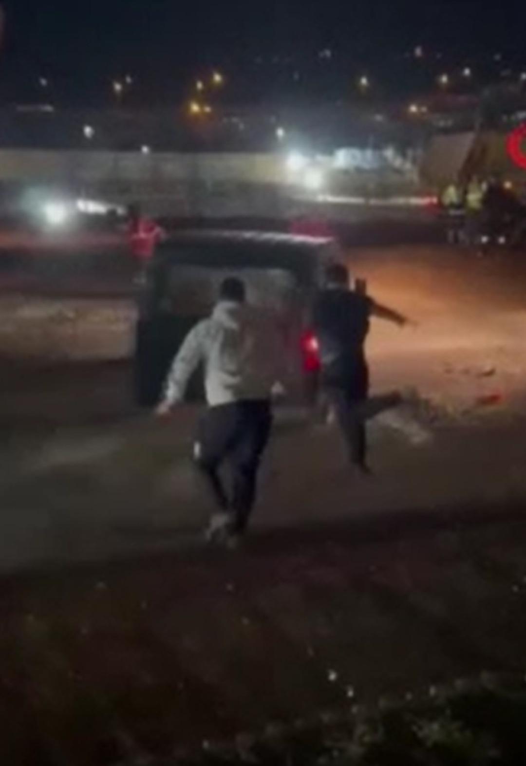 &Ouml;fkeli s&uuml;r&uuml;c&uuml; aracını vatandaşlar &uuml;zerine s&uuml;rd&uuml;, vatandaşlar sopalarla s&uuml;r&uuml;c&uuml;ye saldırdı 4