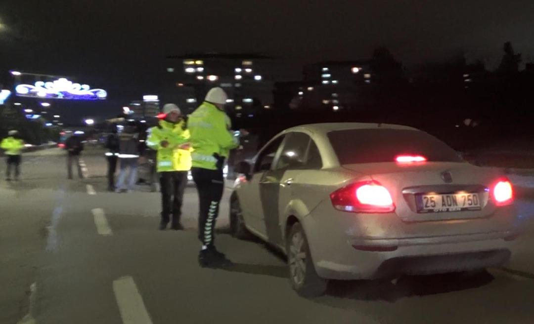 Yer: Erzurum! G&uuml;mr&uuml;k m&uuml;h&uuml;rl&uuml; tırda 23 d&uuml;zensiz g&ouml;&ccedil;men yakalandı 1