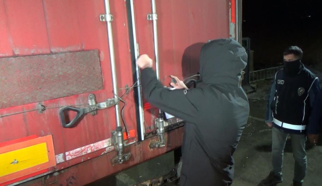 Yer: Erzurum! G&uuml;mr&uuml;k m&uuml;h&uuml;rl&uuml; tırda 23 d&uuml;zensiz g&ouml;&ccedil;men yakalandı 4