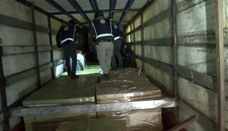 G&uuml;mr&uuml;k m&uuml;h&uuml;rl&uuml; tırda b&ouml;yle yakalandılar