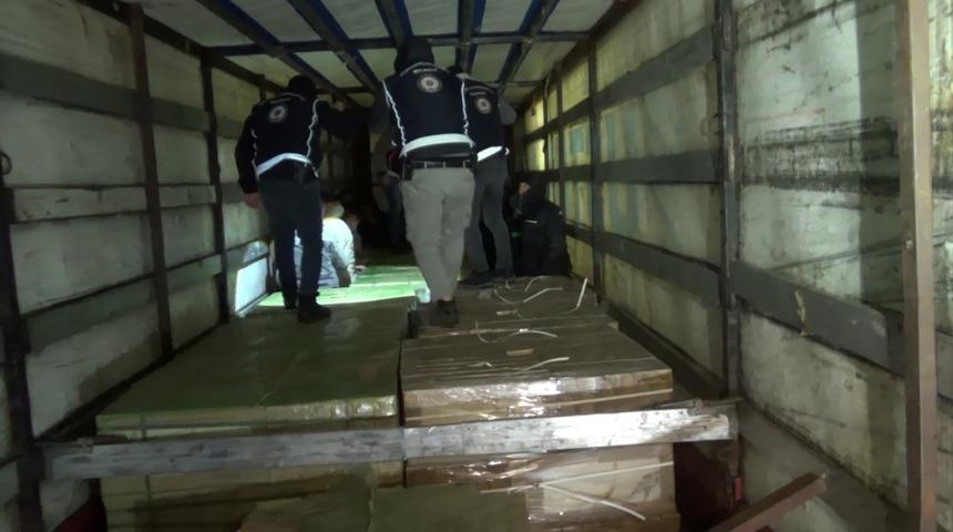 Yer: Erzurum! G&uuml;mr&uuml;k m&uuml;h&uuml;rl&uuml; tırda 23 d&uuml;zensiz g&ouml;&ccedil;men yakalandı