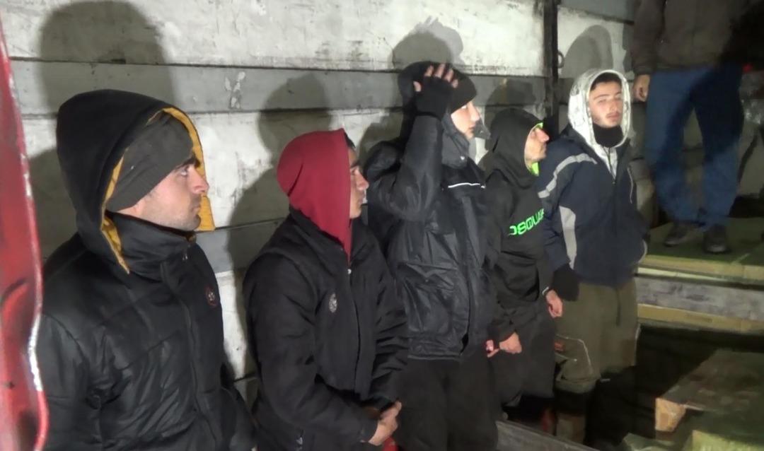 Yer: Erzurum! G&uuml;mr&uuml;k m&uuml;h&uuml;rl&uuml; tırda 23 d&uuml;zensiz g&ouml;&ccedil;men yakalandı 3