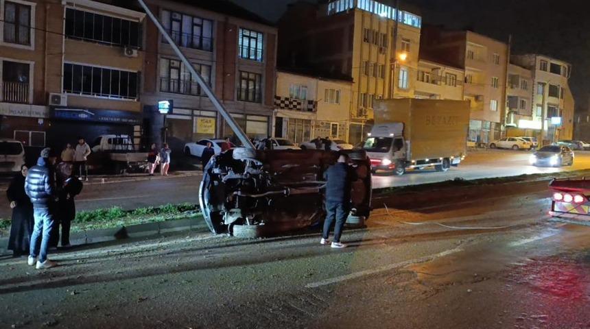 Kontrolden &ccedil;ıkan otomobil &ouml;nce takla attı sonra direğe &ccedil;aptı: 3 kişi yaralandı