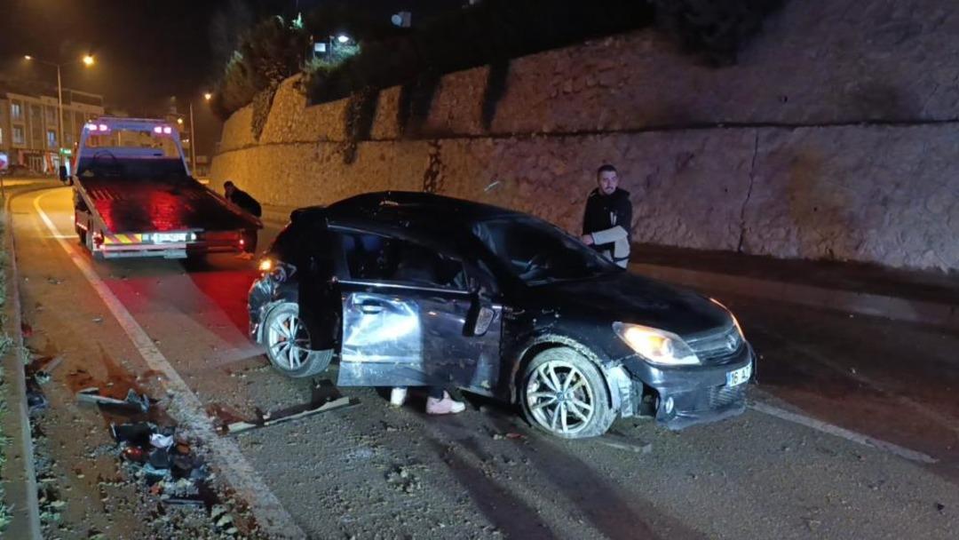 Kontrolden &ccedil;ıkan otomobil &ouml;nce takla attı sonra direğe &ccedil;aptı: 3 kişi yaralandı 1