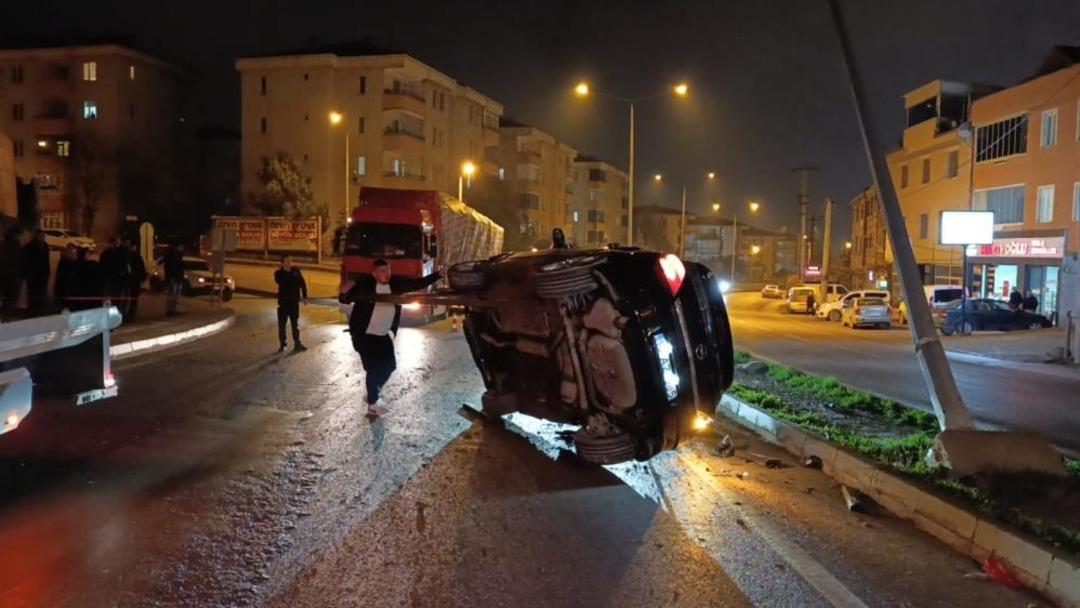 Kontrolden &ccedil;ıkan otomobil &ouml;nce takla attı sonra direğe &ccedil;aptı: 3 kişi yaralandı 2