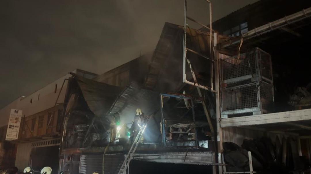 Başakşehir Atat&uuml;rk Oto Sanayi Sitesi nde korkutan yangın 1