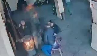 Sobaya d&ouml;k&uuml;len mazot bomba gibi patladı, &ccedil;ırak yaralandı